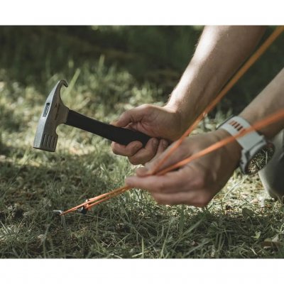 Robust hammare, perfekt för hård mark.