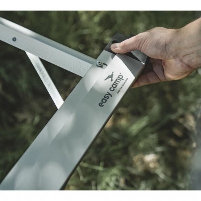 Ram och skiva i aluminium ger ett lätt och tåligt bord.