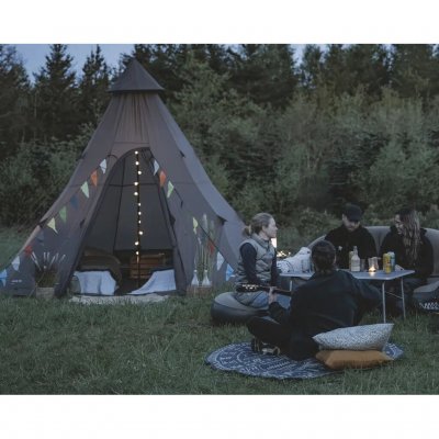 Med det varma och behagliga ljuset från ljusslingan skapas en inbjudande atmosfär i tältet.