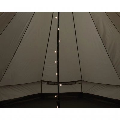 Ljusslingan skapar stämning i tältet.