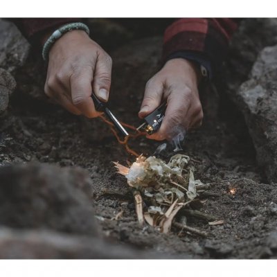 Easy Camp tändstål , ett packvänligt verktyg för att göra upp en eld eller tända köket, oavsett väder.