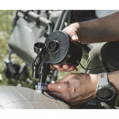 Pumpen El Nino från Easy Camp har två funktioner: uppblåsning och tömning.