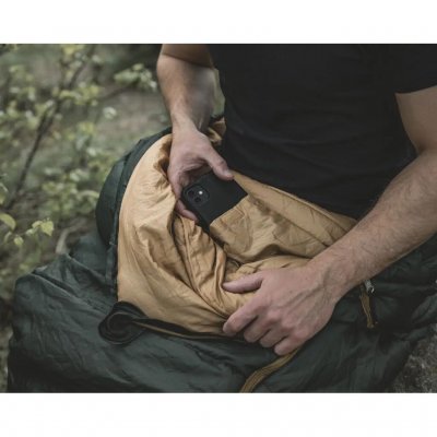 En ficka i sovsäcken för telefon eller värdesaker.