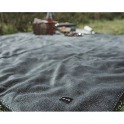 Materialet är noppfri fleece.