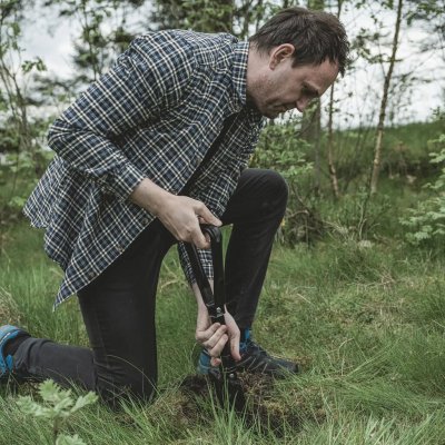 Robust spade för rensning och grävning.