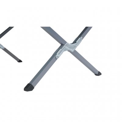 Sängen har en kraftig stålram.