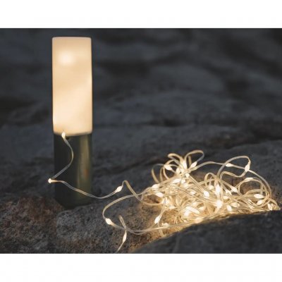 Lyktan innehåller en ljusslinga.