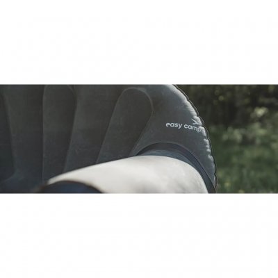 Fåtöljen har breda armstöd.