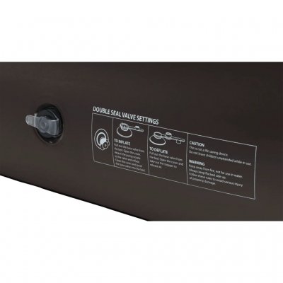 Fåtöljen blåses upp med en vanlig pump för tältmadrasser.