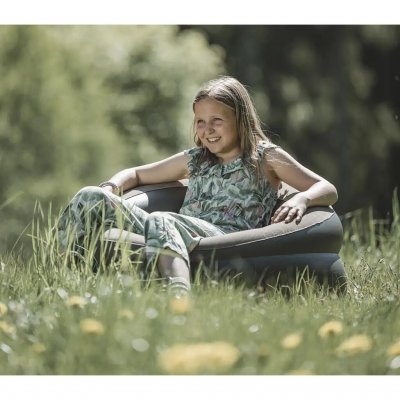 Fåtöljens mjuka velour i sitsen och breda armstöd ger bra komfort.