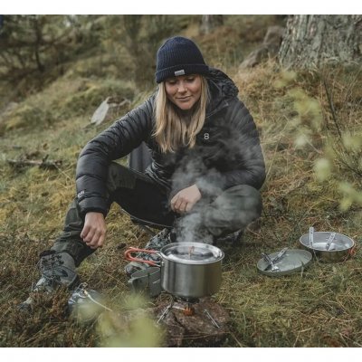 Ett set med allt som behövs för enkel matlagning utomhus.