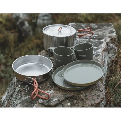 Set med muggar och tallrikar för 2 personer samt en 2-litersgryta och en stekpanna.