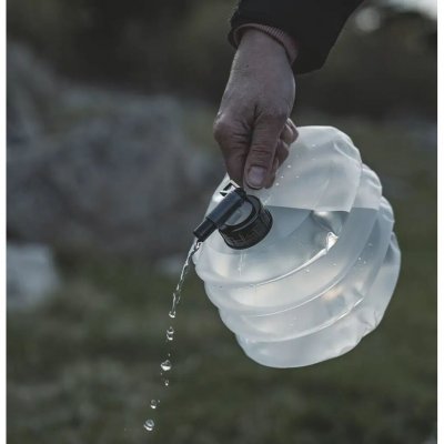 Dunken rymmer 3 liter och har ställbar kran och handtag.