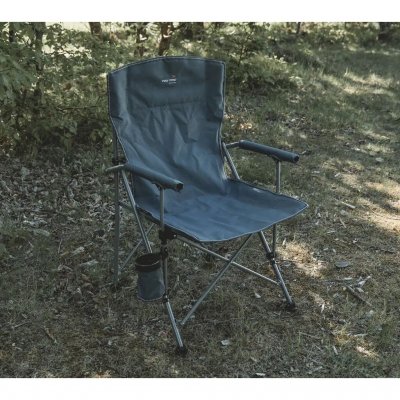 Easy Camp Oak är en packvänlig campingstol med robust stålram, vadderade armstöd och mugghållare.