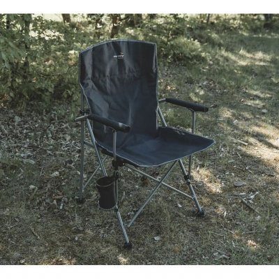 Easy Camp Oak är en packvänlig campingstol med robust stålram, vadderade armstöd och mugghållare.