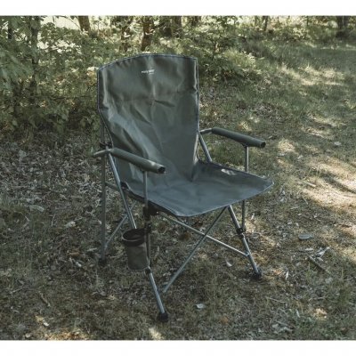 Easy Camp Oak är en packvänlig campingstol med robust stålram, vadderade armstöd och mugghållare.