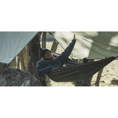 En extra bred hängmatta som det ryms att sova två personer i.