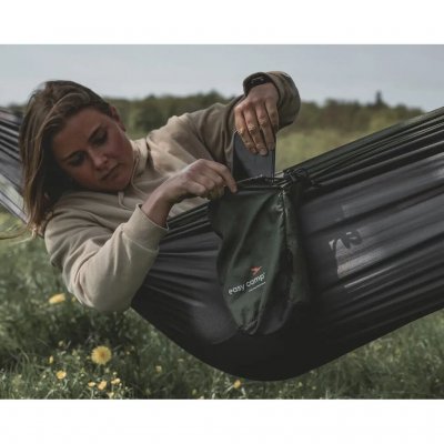 Hammock med tillbehör som låter dig sova hängandes i det fria i alla väder.