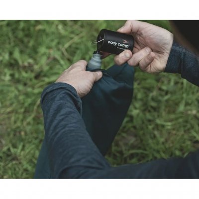 Ventil för att blåsa upp eller tömma kudden.