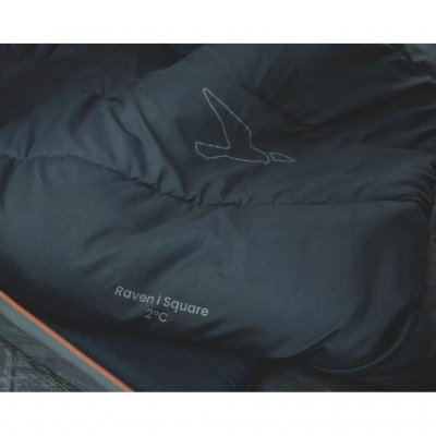 Extra bred och rymlig 2-3-säsongers sovsäck som kan öppnas upp helt och användas som täcke.