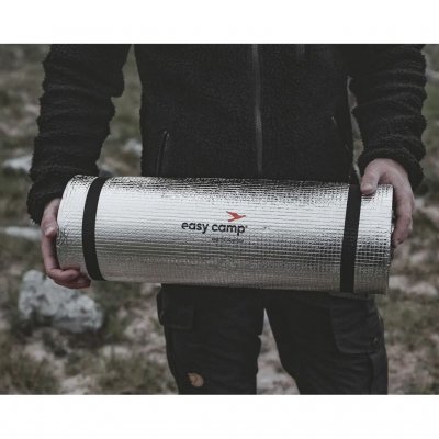 Elastiska band håller mattan snyggt ihoprullad.