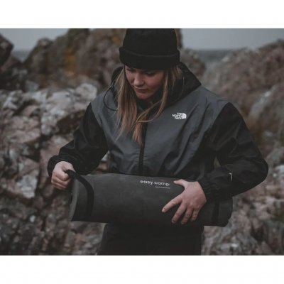 Liggunderlaget hålls snyggt ihoprullat med hjälp av de två elastiska remmarna.