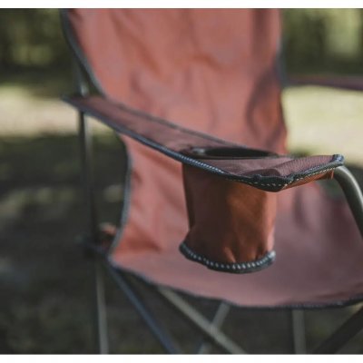 Den robusta stålramen ger stabilitet, medan breda armstöd och en mugghållare ger extra komfort.