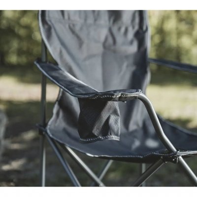 Den robusta stålramen ger stabilitet, medan breda armstöd och en mugghållare ger extra komfort.