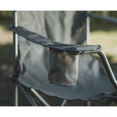 Den robusta stålramen ger stabilitet, medan breda armstöd och en mugghållare ger extra komfort.