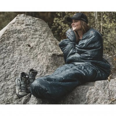 Smidig och lätt sovsäck för varmare delen av campingsäsongen.