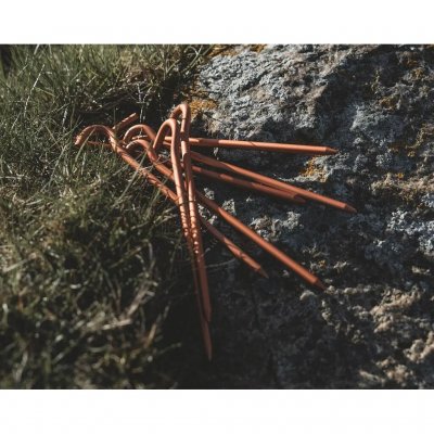 Orange färg gör tältpinnarna lätta att se.