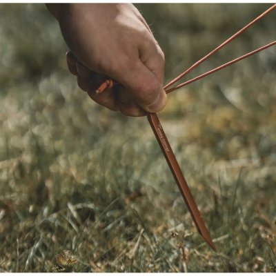 V-formen gör det lätt att förankra tältet säkert på stenig mark eller i jord.