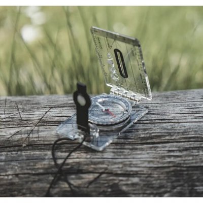 Robust och hopfällbar kompass som är lätt att använda.