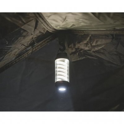 Lyktan har en krok för upphängning.