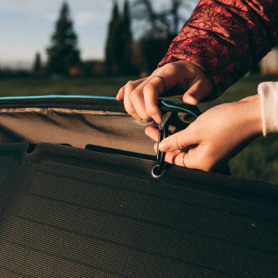 Solpanelen fäst mot väskan med karbinhakar