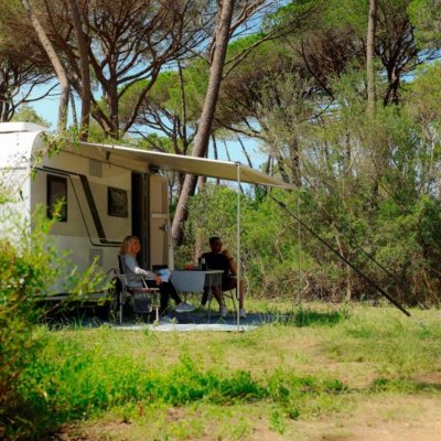 Skapa en skyddad uteplats framför husvagnen på minuter med en påsmarkis från Fiamma.