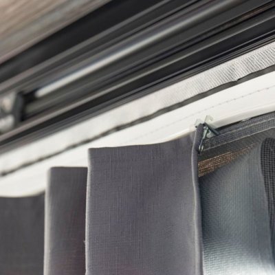 Fästet för gardinerna gör dem enkla att flytta.