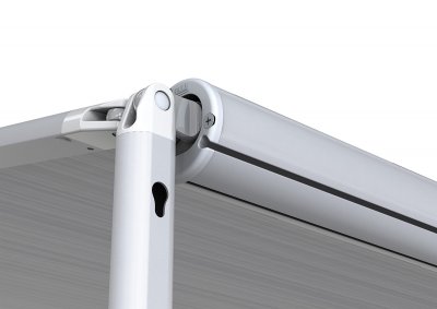 Den dubbla skenan på framsidan möjliggör en installation av två frontpaneler