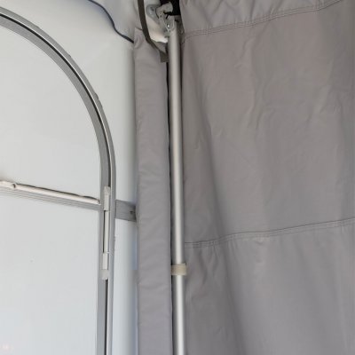 Tryckstång skyddar mot vind och regn kommer in mellan sidoväggen och husvagnen