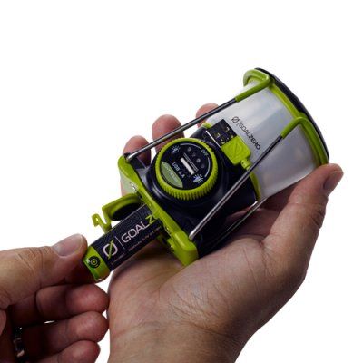 Batteriet går ladda via USB, solceller eller genom att byta ut batteriet.