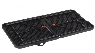 Campingbordets ben viks in i skivan för enkel montering.