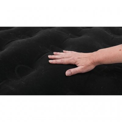 Ovansidan i skön velour gör den väldigt mysig att sova på.