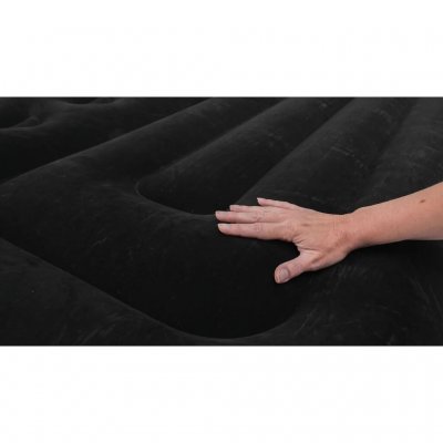 Ovansida i velour ger en härlig känsla på luftmadrassen.