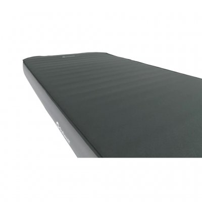 Liggunderlaget har en stretchig och mjuk yta på ovansidan.