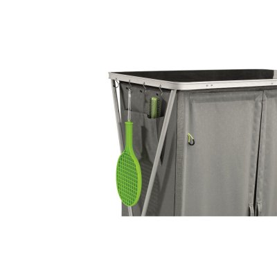 Förvara campingutrustning på sidan via förvaringsfickan eller krokarna.