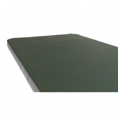 Liggunderlagets ovansida är täckt med ett mjukt och skönt polyestertyg.