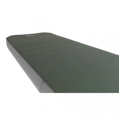 Liggunderlagets ovansida är täckt med ett mjukt och skönt polyestertyg.