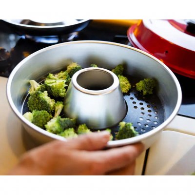 Praktisk ugnsplåt med keramisk non-stickbeläggning och små hål.