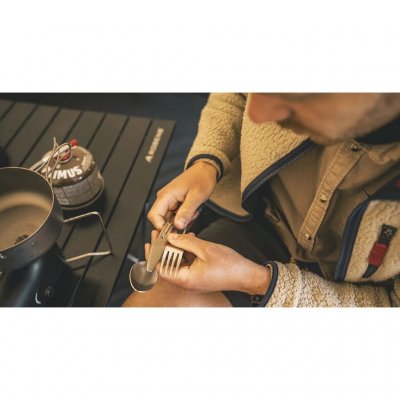 Hopfällbart lågt lättviktsbord för två till fyra personer.