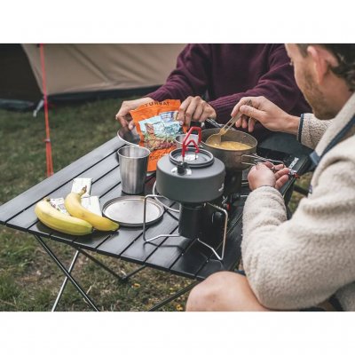 Lågt bord som passar utmärkt i det lilla tältet, på dagsturen, till stranden eller på picknicken då det även går bra att sitta p